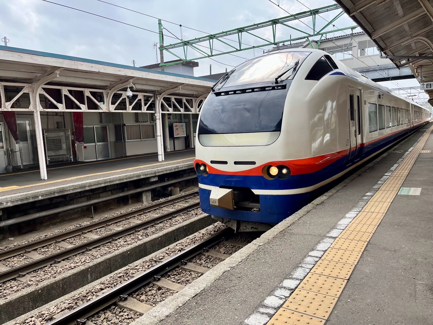 停車中の特急しらゆき