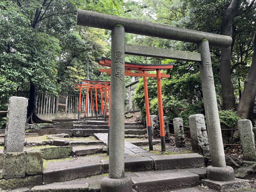 駒込稲荷神社へ続く