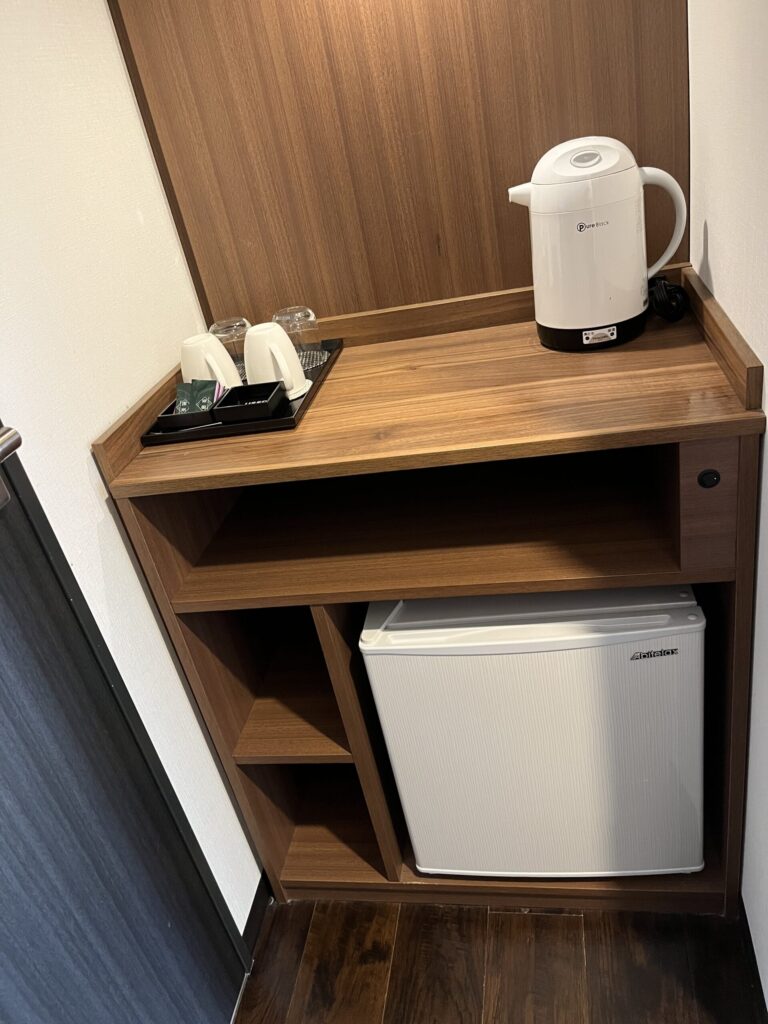 お茶セットと冷蔵庫