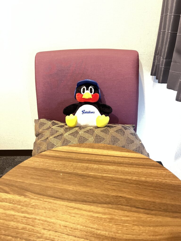 ソファでくつろぐつば九郎
